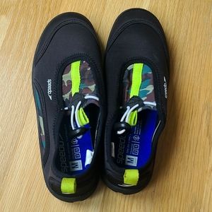 Speedo Kids Slip on Drawcord Camo print Size M 2/3 water shoes